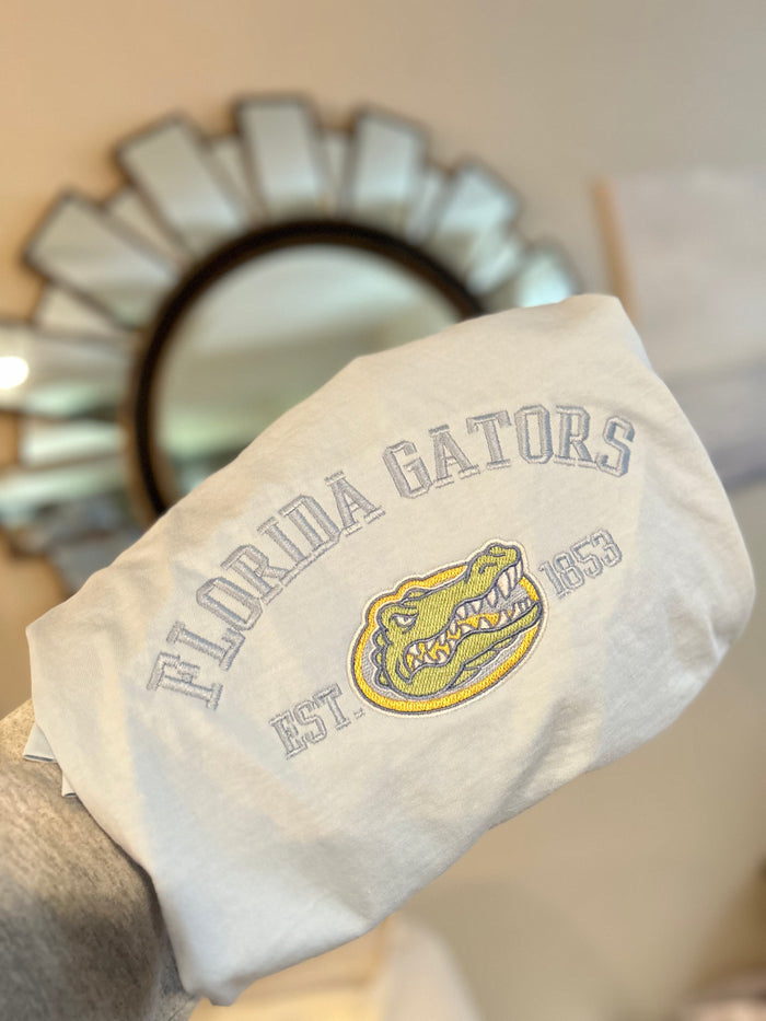 Gator Embroidered T-Shirt ✨pastel threads✨ Comfort Colors XL Chambray brand new perfect condition